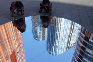 Illustration for article titled Giant Mirror Lakes Invade Beijing To Reflect China's Water Crisis